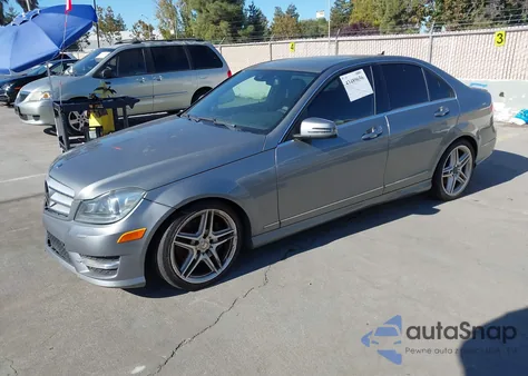 2013 Mercedes-Benz C 300 Sport 4Matic z USA, uszkodzony, nr VIN WDDGF8AB8DR246667